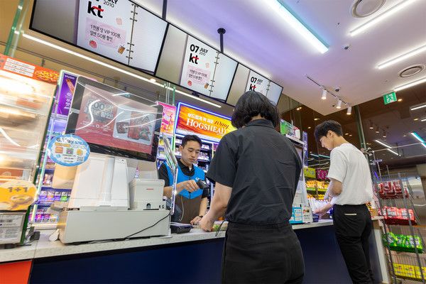 모델들이 KT가 구축한 탑뷰 광고를 GS25편의점에서 체험하고, KT의 리테일 미디어 사업 진출을 소개하고 있다./사진=KT