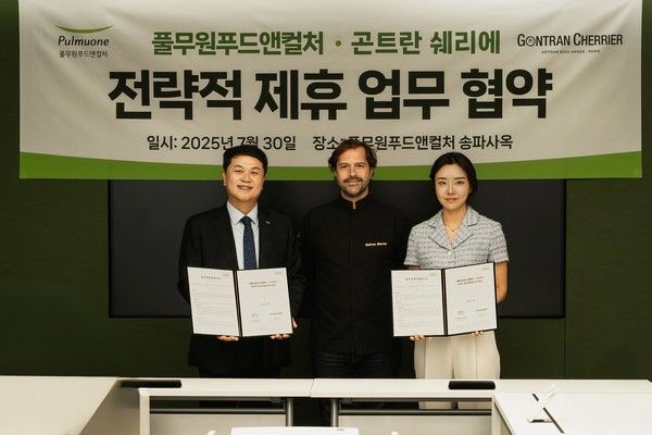 30일 서울 송파구 풀무원푸드앤컬처 본사에서 열린 프랑스 프리미엄 베이커리 '곤트란 쉐리에'와의 전략적 업무 협약식에서 풀무원푸드앤컬처 이동훈 대표(왼쪽 첫 번째)와 르미디 박세인 대표(왼쪽 세 번째)가 곤트란 쉐리에 총괄 셰프(가운데)와 함께 협약 체결 후 기념 촬영을 하고 있다. /사진=풀무원