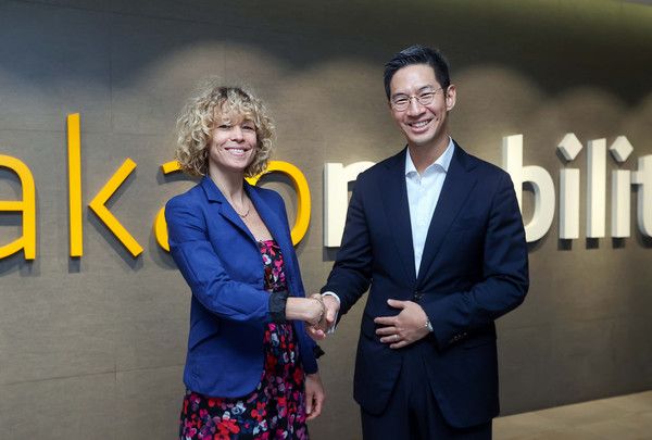 &nbsp;카카오모빌리티 사옥에서 벨기에 교통부(교통·기후·생태전환부)&nbsp;소속&nbsp;‘타냐 브라인세일스(Tanja Bruynseels·왼쪽)’&nbsp;전략모빌리티국장과 장성욱 카카오모빌리티 미래이동연구소장이 기념 촬영을 하고 있다 / 사진=카카오모빌리티