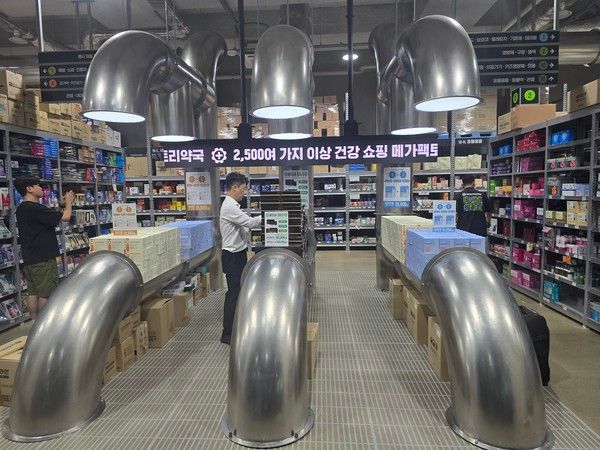 매장 오픈전 직원들이 재고파악과 물건 정리하는 모습 /사진=장세진기자