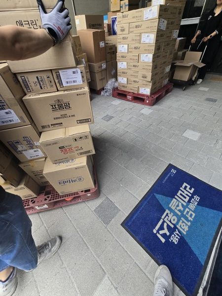 외부에서 다양한 의료품들이 입고 되고 있었다. /사진=장세진기자&nbsp;