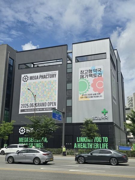 건물 외각부터 주차요원이 상주하면서 교통혼잡도를 줄이고 있다. /사진=장세진기자