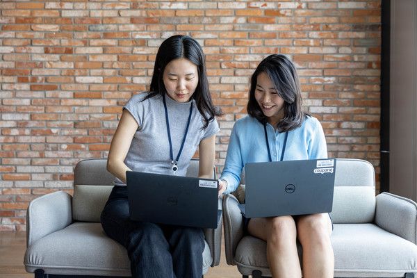 CFDP를 통해 쿠팡에 입사한 구현지 씨(왼쪽)와 조한나 씨가 사내 라운지에서 노트북을 보며 업무에 대해 의견을 나누고 있다 /사진=쿠팡