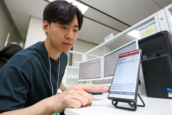 KT 고객센터 스팸분석팀 직원이 AI 기반 실시간 스팸 차단 키워드 등록 시스템을 운용하고 있다./사진=키워드