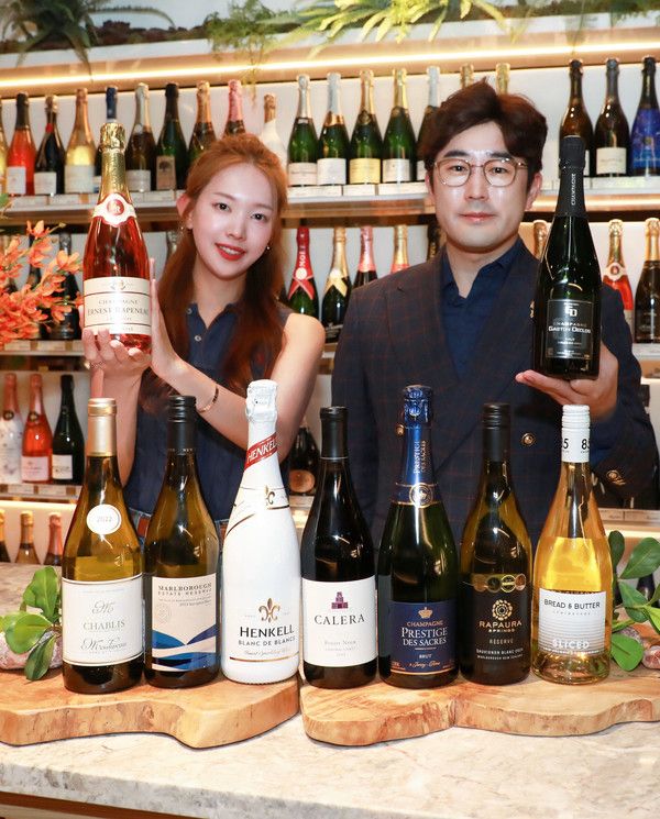 8일 오전, 서울 강남구에 위치한 현대백화점 무역센터점 지하 1층 와인웍스 매장에서 직원들이 '이달의 와인' 7월 상품을 소개하고 있다. /사진=현대백화점