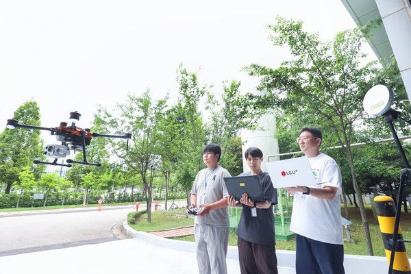 인천 송도 한국전파진흥협회(RAPA) IoT기술지원센터에서 LG유플러스 직원들이 레드캡 기술로 연결된 드론을 시험하고 있다./사진=LG유플러스