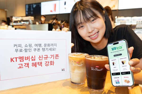 KT 고객이 서울시 종로구에 위치한 폴바셋 매장에서 7월 멤버십 달달혜택을 이용하고 있다./사진=KT