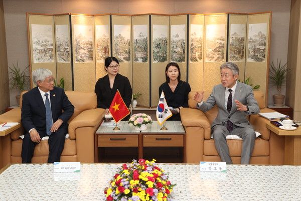 농협중앙회 강호동 회장(오른쪽)은&nbsp;31일 서울시 중구 농협중앙회 본관에서&nbsp;베트남 도 반 찌엔 조국전선중앙위원회 위원장(왼쪽)을 접견했다. /사진=농협중앙회