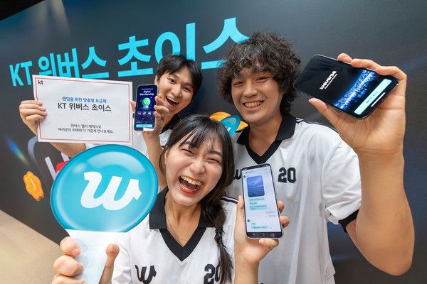 KT가 글로벌 슈퍼팬 플랫폼 '위버스'(Weverse)와 제휴해 팬 고객들에게 특화된 통신 서비스를 제공하는 '5G 위버스 초이스'를 새롭게 선보인다고 11일 밝혔다. KT 대학생 마케팅 서포터즈 'Y퓨처리스트'가 '5G 위버스 초이스' 요금제를 홍보하고 있다. /사진=KT