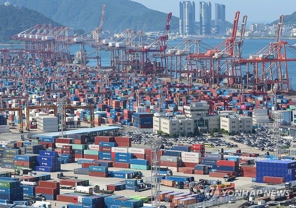 수출입 컨테이너가 쌓여 있는 부산항 신선대부두 / 사진=연합뉴스