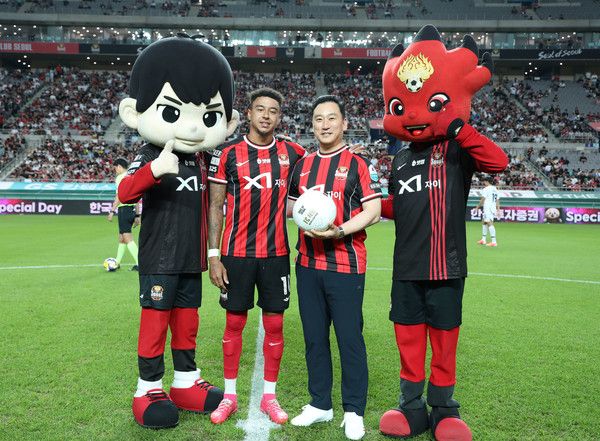 한국투자증권은 지난 8일 서울월드컵경기장에서 열린 K리그1 FC서울과 대구FC의 경기에서 '한국투자증권 스페셜데이' 행사에 지역 아동보호시설 아동들을 초청해 뜻깊은 시간을 가졌다고 밝혔다. 이날 김성환 한국투자증권 사장(오른쪽)과 제시 린가드 서울FC 선수가 기념촬영을 하고 있다. 사진=한국투자증권