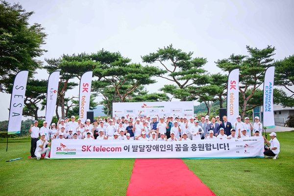 SK텔레콤 어댑티브 오픈 2025에 참석한 관계자들과 선수들이 함께 기념촬영을 하고 있다./사진=SK텔레콤