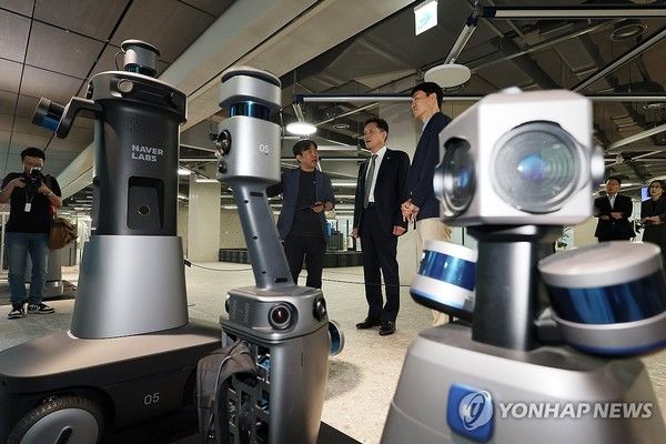 네이버 제2사옥 '1784'는 세계 최초 로봇 친화형 건물 인증을 획득해 100여대의 서비스 로봇이 실제 업무 환경에서 운영되고 있다. /사진=연합뉴스