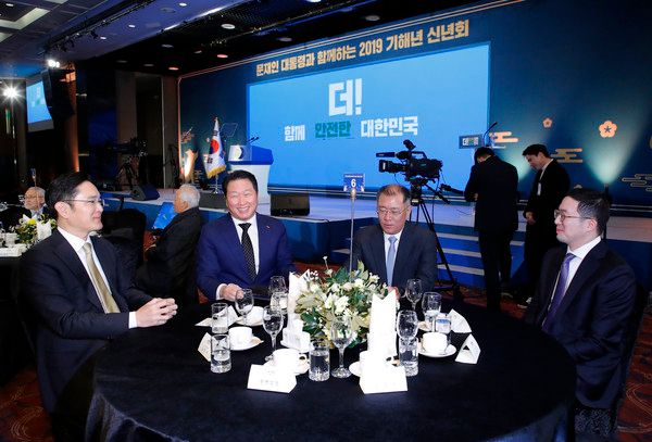 (왼쪽부터)이재용 삼성전자 부회장, 최태원 SK그룹 회장, 정의선 현대자동차그룹 회장, 구광모 LG그룹 회장이 이야기를 나누고 있다. /사진=연합뉴스