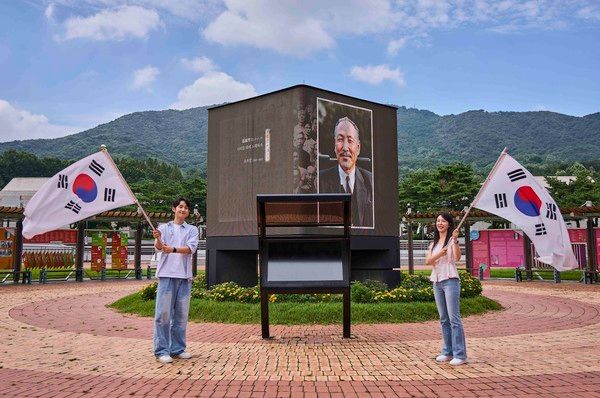 복원 독립운동가 영상을 관람하고 독립운동가의 육성을 들을 수 있는 LED 미디어큐브./사진=SK텔레콤