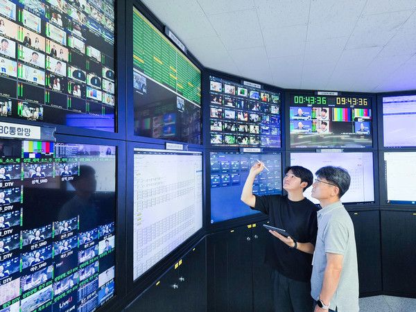 LG유플러스의 방송중계 및 IPTV 서비스가 재난·재해 상황에서의 안정적인 운영 역량을 국제적으로 인정받았다. 사진은 LG유플러스 임직원이 IPTV 서비스 상황을 점검하는 모습. /사진=LG유플러스
