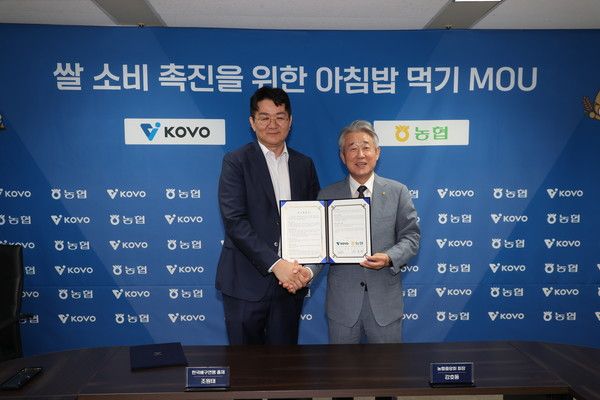 강호동 농협중앙회장(오른쪽)이 18일 서울 마포구 한국배구연맹 대회의실에서 조원태 한국배구연맹 총재(왼쪽)와 쌀 소비촉진 및 KOVO컵 타이틀 스폰서 업무협약을 체결하고 있다. /사진=농협