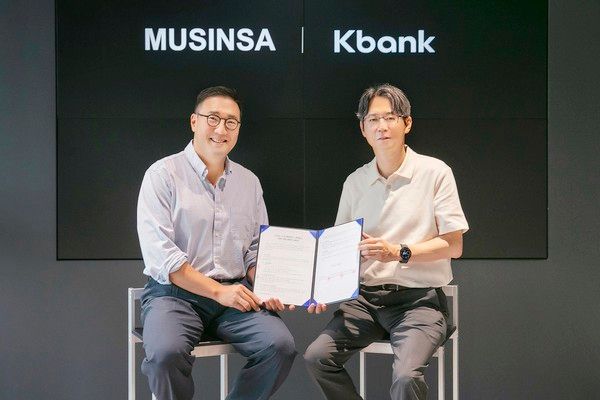 서울 성수동 무신사 본사에서 강병주 케이뱅크 사업본부장(오른쪽)과 최영준 무신사페이먼츠 대표 겸 무신사 CFO가 라이프스타일 커머스 기반 금융 혁신을 위한 업무협약을 체결한 뒤 기념촬영을 하고 있다. / 사진=케이뱅크