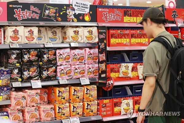 시내 한 마트 식품 코너에서 외국인 관광객이 '불닭복음면' 등을 쇼핑하고 있다.&nbsp; / 사진=연합뉴스