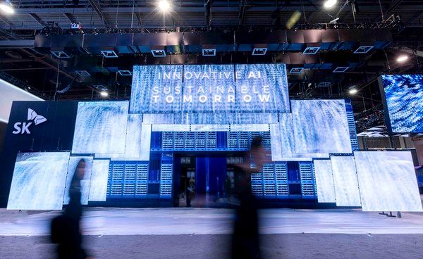 'CES 2025' SK그룹 전시관 입구 정면에 전시된 '혁신의 문'./사진=SK텔레콤