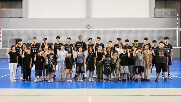 지난 19일 진행된 '스카이워크 투게더_썸머(Skywalk Together_Summer)' 행사에서 현대캐피탈 배구단 선수들과 다문화·외국인 가족들이 기념촬영을 하고 있다. / 사진=현대캐피탈
