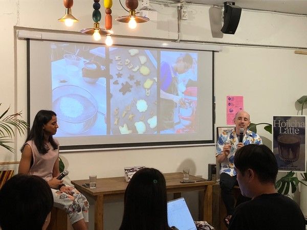 '한글과자' 브랜드를 만든 외국인 방송인 니디(좌)와 타일러(우) /사진=김현정 기자