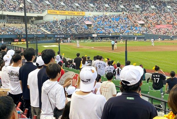 20일 '교촌1991 브랜드 데이'에 초청된 아동·청소년들이 서울 잠실야구장에서 열린 LG 트윈스전을 관람하며 즐거운 시간을 보내고 있다. /사진=교촌에프앤비