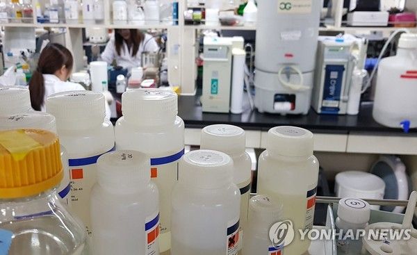 경기도 내 한 제약 벤처기업의 연구원들이 제품 개발 작업을 하고 있다. / 사진=연합뉴스