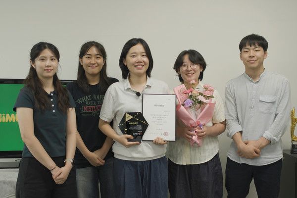 KT희망나눔인상을 수상한 '하이머스타드'의 운영자 '머스타드 임팩트'의 (왼쪽 세 번째) 최윤제 대표와 직원들이 기념사진을 촬영하고 있다./사진=KT그룹 희망나눔재단