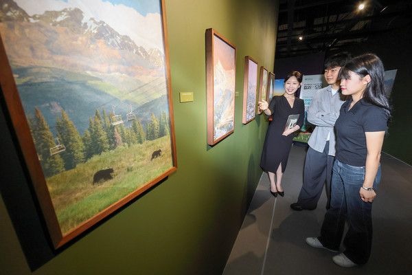 KT 멤버십 고객들이 서울시 광진구에 위치한 그라운드시소 이스트에서 프라이빗 도슨트 투어를 즐기고 있다./사진=KT