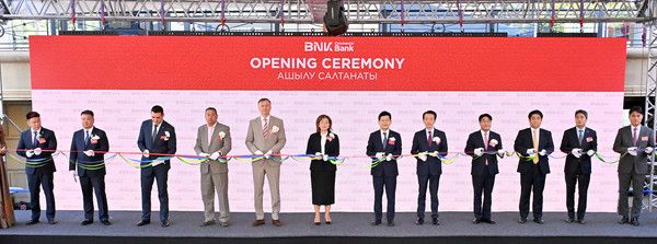 26일 카자흐스탄 알마티에서 열린 카자흐스탄 은행법인(BNK Commercial Bank) 개소식에서 비탈리 뚜투시킨 카자흐스탄 중앙은행 부총재, 마지나 아빌카시모바 카자흐스탄 금융감독원장, 빈대인 BNK금융그룹 회장, 김성주 BNK캐피탈 대표, 방성빈 BNK부산은행장, 김정훈 KOTRA 관장(왼쪽 다섯 번째부터)과 관계자들이 테이프커팅을 하고 있다. / 사진=BNK금융그룹