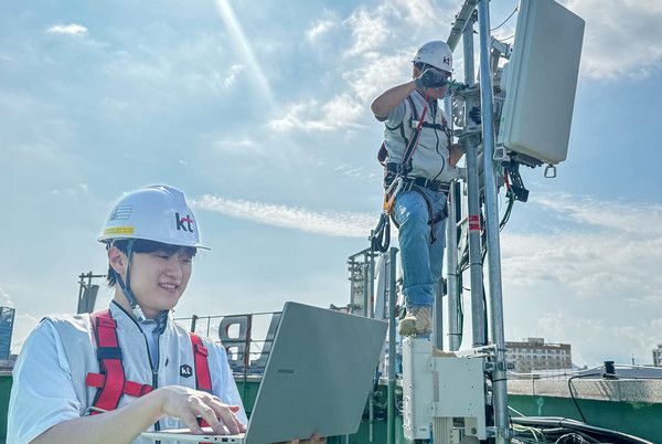 KT 직원들이 AI-랜 기술을 검증하고 있다./사진=KT