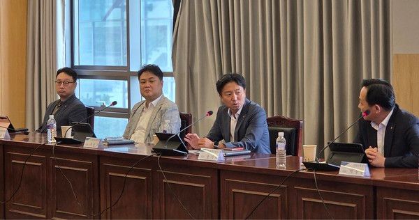 27일 서울 중구 소재 NH농협은행 본점에서 열린 '2025년 제3차 농협금융 금융소비자보호협의회'에서 윤기태 NH농협금융지주 금융소비자보호총괄책임자(오른쪽 두 번째)가 회의를 주재하고 있다. / 사진=NH농협금융