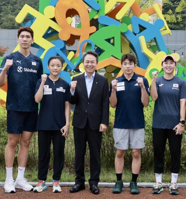 (왼쪽부터) 김규민 선수(배구), 서채현 선수(클라이밍), 진옥동 회장, 이하림 선수(유도), 천은비 선수(하키) / 사진=신한금융지주