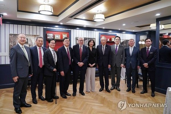 한미 정상회담에 동행한 경제사절단이 지난 25일(현지시간) 미국 워싱턴 DC 윌러드 호텔에서 열린 '한미 비즈니스 라운드테이블: 제조업 르네상스 파트너십'에 앞서 기념 촬영하고 있다. (왼쪽부터)구자은 LS 회장, 김상현 롯데 부회장, 이재현 CJ 회장, 허태수 GS 회장, 루벤스타인 칼라일그룹 회장, 최수연 네이버 대표, 류진 한경협 회장, 이재용 삼성전자 회장, 정의선 현대차 회장, 최윤범 고려아연 회장. / 사진=연합뉴스