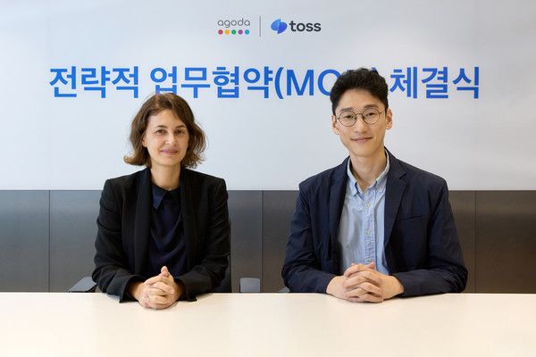 줄리아나 리타노 아고다 부사장(좌)과 오규인 토스 부사장이 26일 서울 강남구 역삼동 토스 본사에서 열린 업무 협약식을 마치고 기념사진을 촬영하고 있다. 사진=토스