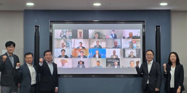 지난 26일 서울 중구 본사에서 개최된 '25년 제2차 농협금융 글로벌 전략협의회'에서 조정래 NH농협금융지주 미래성장부문 부문장(왼쪽에서 세 번째)과 참석자들이 기념촬영을 하고 있다. / 사진=NH농협금융