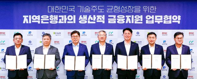 (왼쪽3번째)황병우&nbsp;iM뱅크 은행장 / 사진=iM뱅크