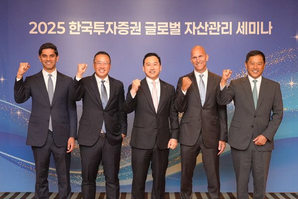 한국투자증권은 28일 서울 삼성동 파르나스 호텔에서 고객을 대상으로 골드만삭스 자산운용과 함께 '2025글로벌자산관리 세미나'를 개최했다.김성환 한국투자증권 사장(가운데) 및 아카쉬 톰브르(Aakash Thombre) 골드만삭스자산운용 채권&유동성 솔루션그룹 전무(왼쪽부터), 성 조(Sung Cho) 펀더멘털 주식그룹 전무, 맷 깁슨(Matt Gibson) 글로벌 고객솔루션그룹 대표, 론 리(Ron Lee) 아시아지역 고객솔루션그룹 공동 대표 및 PWM (Private Wealth Management) 총괄이 기념촬영을 하고 있다.&nbsp;사진=한국투자증권