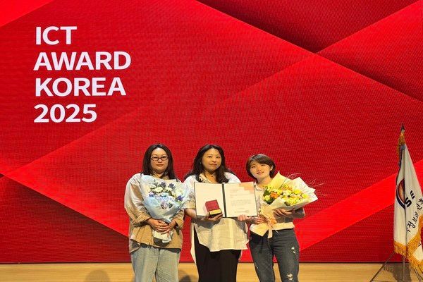 LG유플러스가 국내 최대 ICT 시상식인 'ICT 어워드 코리아 2025'에서 IT기기 & 통신 분야 금상을 수상했다고 29일 밝혔다. 사진은 시상식에서 LG유플러스 임직원이 기념 촬영하는 모습. /사진=LG유플러스