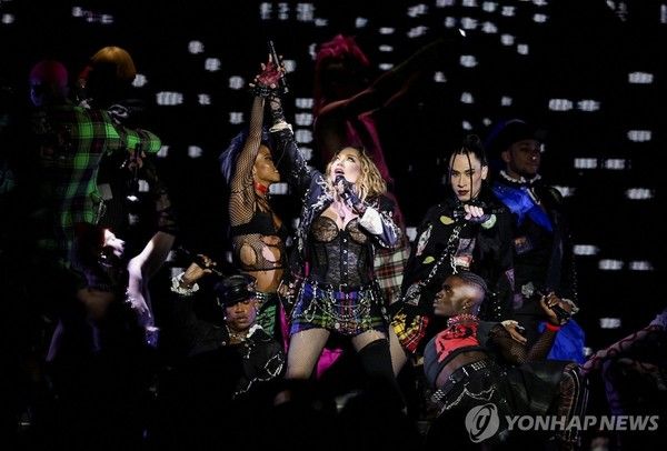 지난해 5월 브라질 리우데자네이루에서 공연하는 마돈나 / 사진=연합뉴스