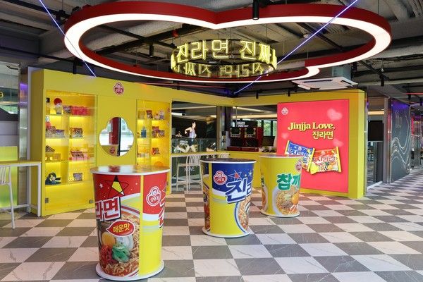 오뚜기가 지난 4일 한강버스 압구정 선착장에 오픈한 '해피냠냠 라면가게' 전경 / 사진=오뚜기