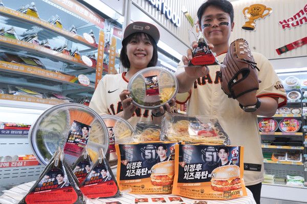 세븐일레븐은 야구선수 이정후 컬래버 상품 4종을 선보인다. / 사진=세븐일레븐