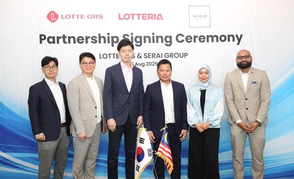  5일 롯데월드타워에서 이권형 롯데GRS 글로벌사업부문 상무(왼쪽부터), 차우철 롯데GRS 대표이사, 신유열 롯데지주 미래성장실장(부사장)과 세라이그룹 나집 하미드 회장, 키스티나 타프 이사, 일랑게스 라오 COO가 기념 촬영을 하고 있다. /사진=롯데GRS