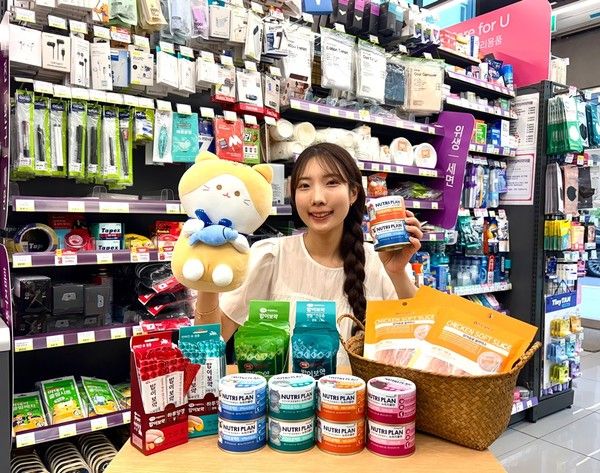 CU는 '세계 고양이의 날'을 맞아 반려묘 사료와 간식 상품에 대해 이달 말까지 증정 행사를 진행한다. / 사진=BGF