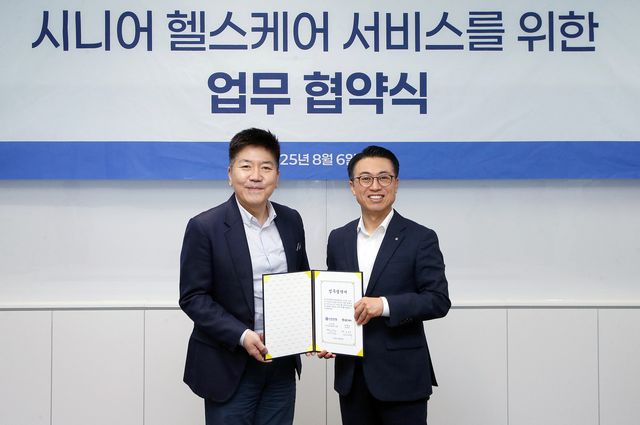 강대오 신한은행 자산관리솔루션그룹장(오른쪽)과 김진태 GC케어 대표가 기념촬영하는 모습 / 사진=신한은행