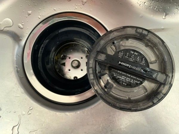 한샘 음식물처리기 '오큐'가 씽크대에 장착된 모습 /사진=네이버 블로그 캡처