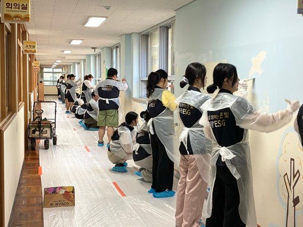 고려저축은행 임직원들이 지난달 30일 부산 연제구에 위치한 창신초등학교에서 교내 벽화 그리기 봉사활동을 하고 있다. / 사진=고려저축은행