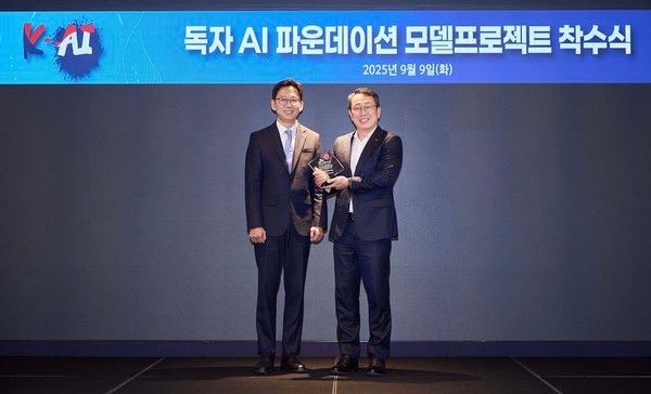 (왼쪽) 배경훈 과학기술정보통신부장관이 유영상 SK텔레콤 CEO에게 'K-AI' 앰블럼이 새겨진 상패를 수여했다./사진=SK텔레콤