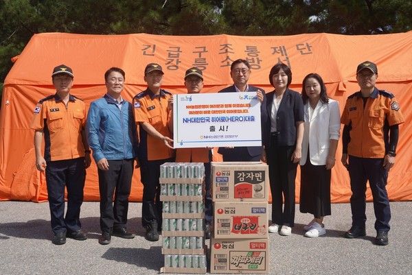 김기연 NH농협은행 강원본부장(오른쪽 네번째), 이상현 강릉소방서장(오른쪽 다섯번째) 및 관계자들이 지난달 22일 강릉 강북공설운동장에서 열린 전달식에서 기념촬영을 하고 있다. / 사진=NH농협은행